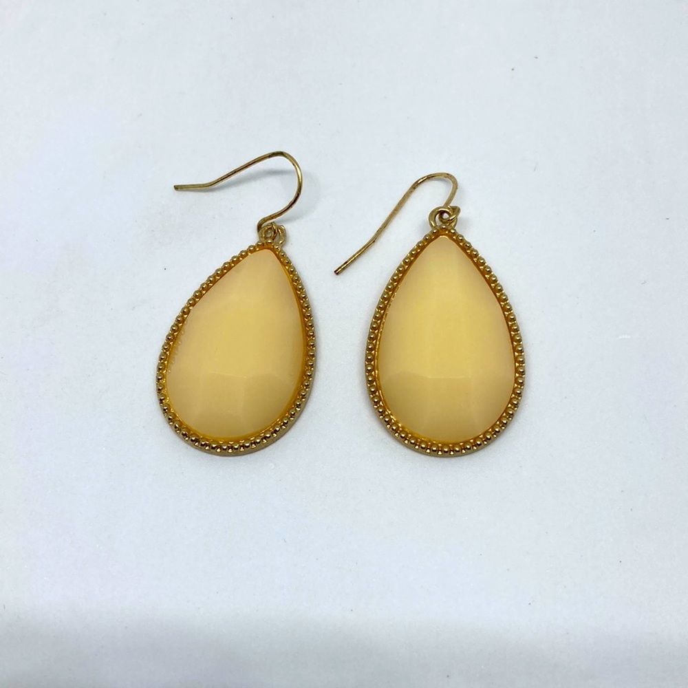 Beige and Gold Teardrop Earings!